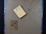 une photo représentant une feuille de papier et une boîte posées sur une table
