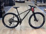 un vélo exposé dans un magasin