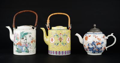 Trois types différents de théières sont alignées sur un fond noir