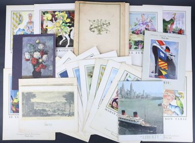 beaucoup de cartes et de cartes postales sur la table