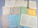plusieurs vieux livres sont empilés sur une table