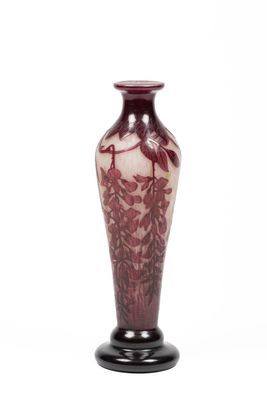 un vase orné d'un motif rouge et blanc