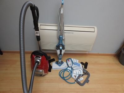 1 aspirateur Rowenta, 1 laveur Black & Decker Steam Mop