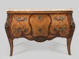 une commode ancienne avec dessus en marbre
