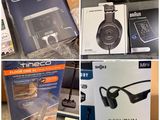 plusieurs photos différentes de casques audio dans leurs boîtes, posés sur une table