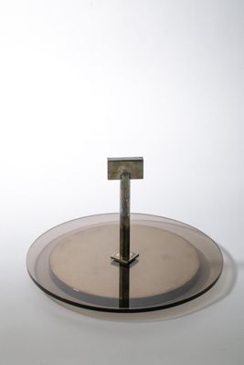 une image représentant une plaque de verre munie d'une poignée métallique