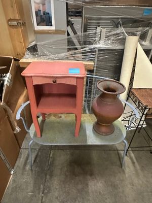 Banc, deux personnes, en métal laqué bleu, Chevet rose, ouvr…
