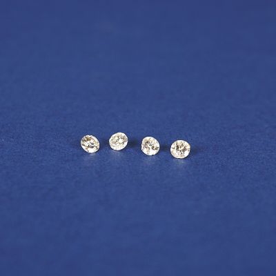 une paire de boucles d'oreilles en diamant sur fond bleu