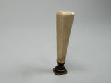 une image représentant une batte de baseball en bois sur fond blanc