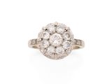 une bague en or blanc sertie de diamants en grappe