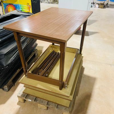 a table that is sitting on a pallet in a warehouse