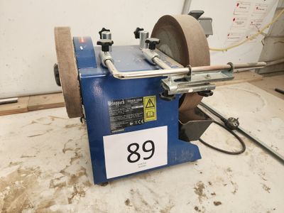 une machine posée sur le sol d'une pièce