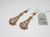 une paire de boucles d'oreilles en or et diamants