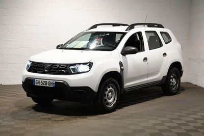 la photo d'une camionnette blanche garée dans un garage