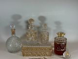 un grand nombre d'objets en verre posés sur une table