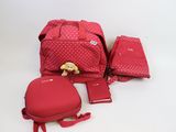 plusieurs bagages posés sur une surface blanche, avec un ours en peluche