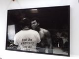 une photo en noir et blanc d'un homme et d'une femme sur un ring de boxe