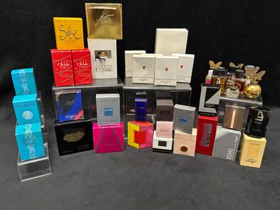 de nombreux flacons de parfum de différentes marques sur un fond noir