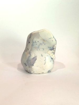 un caillou blanc posé sur une surface blanche