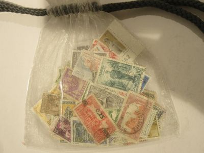 un sachet rempli de timbres-poste, suspendu à une ficelle