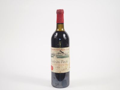 une bouteille de vin rouge posée sur une table blanche