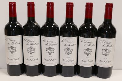 six bouteilles de vin rouge sont alignées sur une table