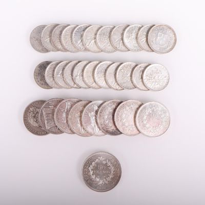 beaucoup de pièces qui sont sur la table