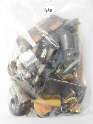un sac en plastique rempli d'objets divers posé sur une surface blanche