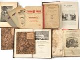 de nombreux vieux livres empilés les uns sur les autres