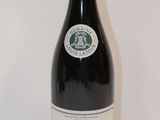 une bouteille de vin posée sur une table