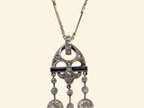 une photo d'un collier en argent orné d'un motif en noir et blanc