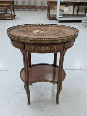 une table ancienne avec un plateau en bois et une étagère au-dessus