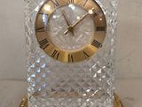 une horloge en verre posée sur une table