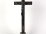une vieille croix en bois surmontée d'une croix noire
