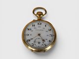 une vieille montre de poche au boîtier en or sur fond blanc