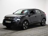 Le SUV noir est garé dans une pièce dont le sol est en damier.