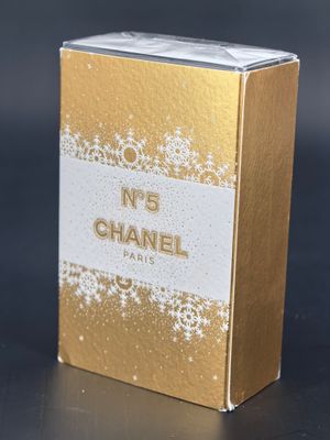 Flacon de parfum Chanel n° 5 dans un emballage doré et blanc