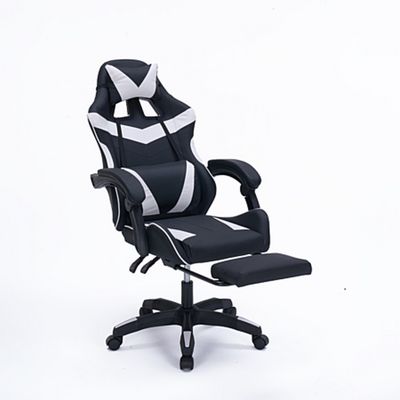 La chaise de bureau est noire et blanche, avec un motif à rayures noires et blanches.