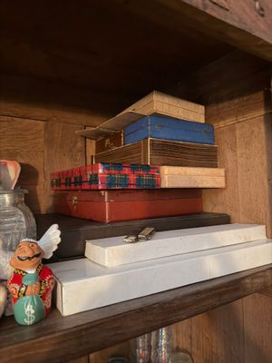 une étagère sur laquelle se trouvent de nombreux objets différents