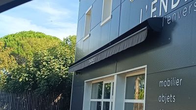 une enseigne apposée sur le côté d'un immeuble sur laquelle on peut lire « Enders Enterprises »