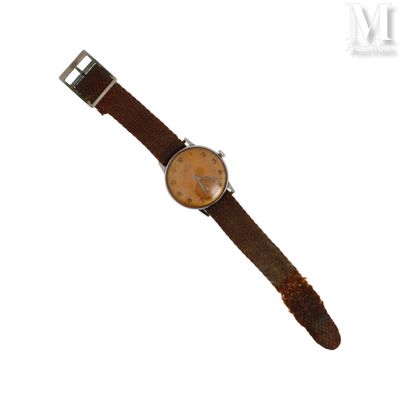 une image d'une montre-bracelet avec un bracelet en cuir marron