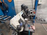 une machine en cours de réparation dans un garage