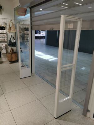 une porte vitrée ouverte dans un magasin