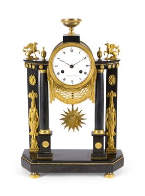 une horloge noire et or posée sur une table