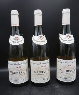 trois bouteilles de vin posées sur une table l'une à côté de l'autre