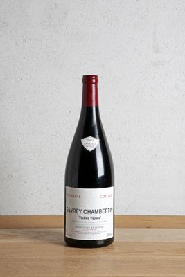 une bouteille de vin posée sur une table en bois