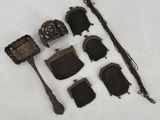 une image représentant un ensemble d'objets posés sur une surface blanche