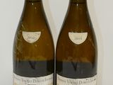 deux bouteilles de vin posées l'une à côté de l'autre sur une table