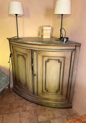 deux lampes posées sur un meuble en bois