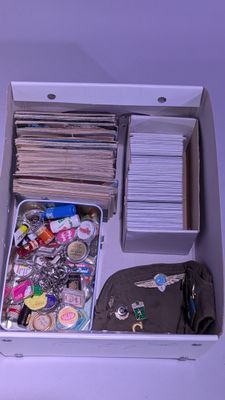 une boîte blanche remplie d'objets divers posée sur une table